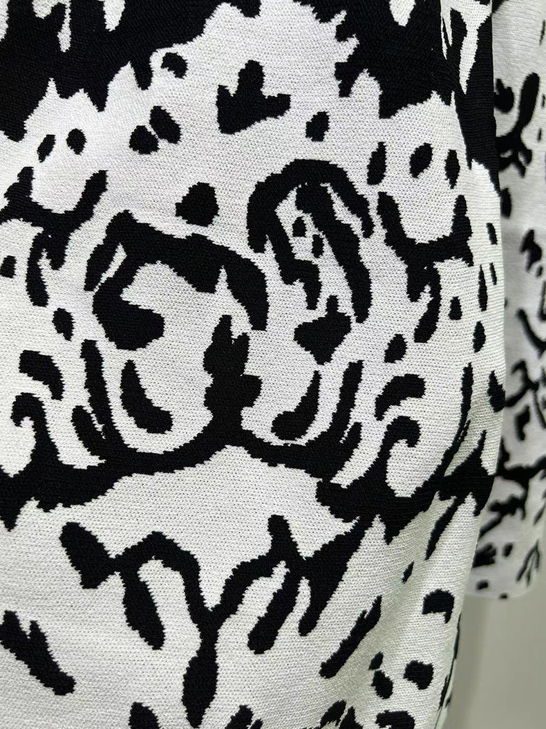 MINIKLEID AUS STRETCH-STRICK MIT BLUMENMUSTER