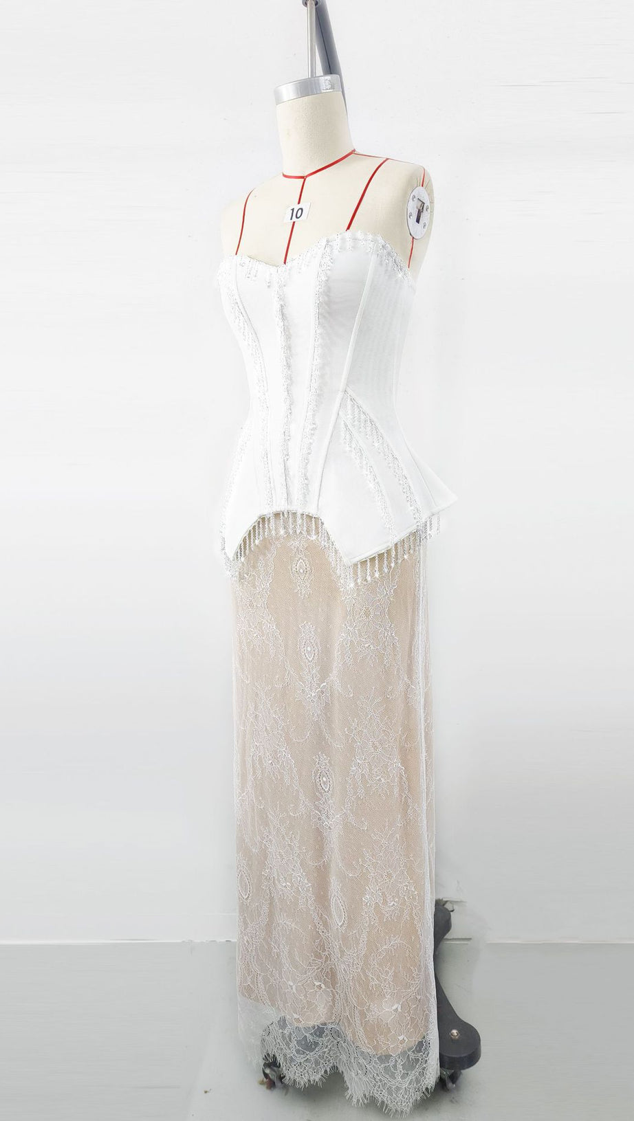 ABITO LUNGO IN PIZZO BIANCO CON CRISTALLI