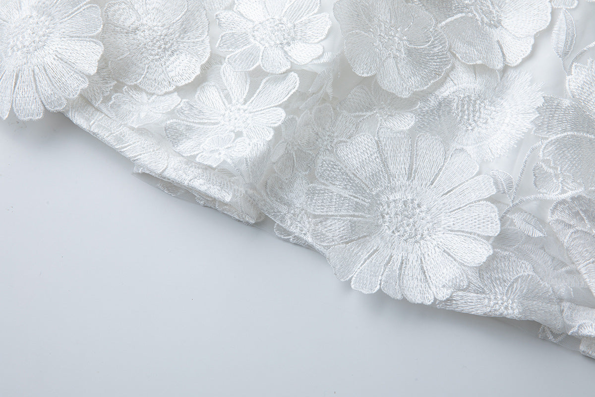 Georgia – Minikleid aus 3D-Blumenspitze in Weiß