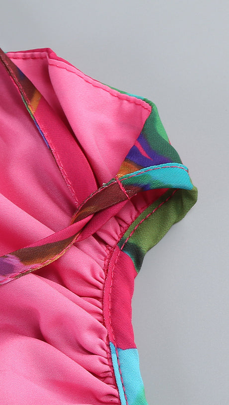 Lila bedrucktes Midikleid mit offenem Rückenschlitz und ausgehöhlter Vorderseite