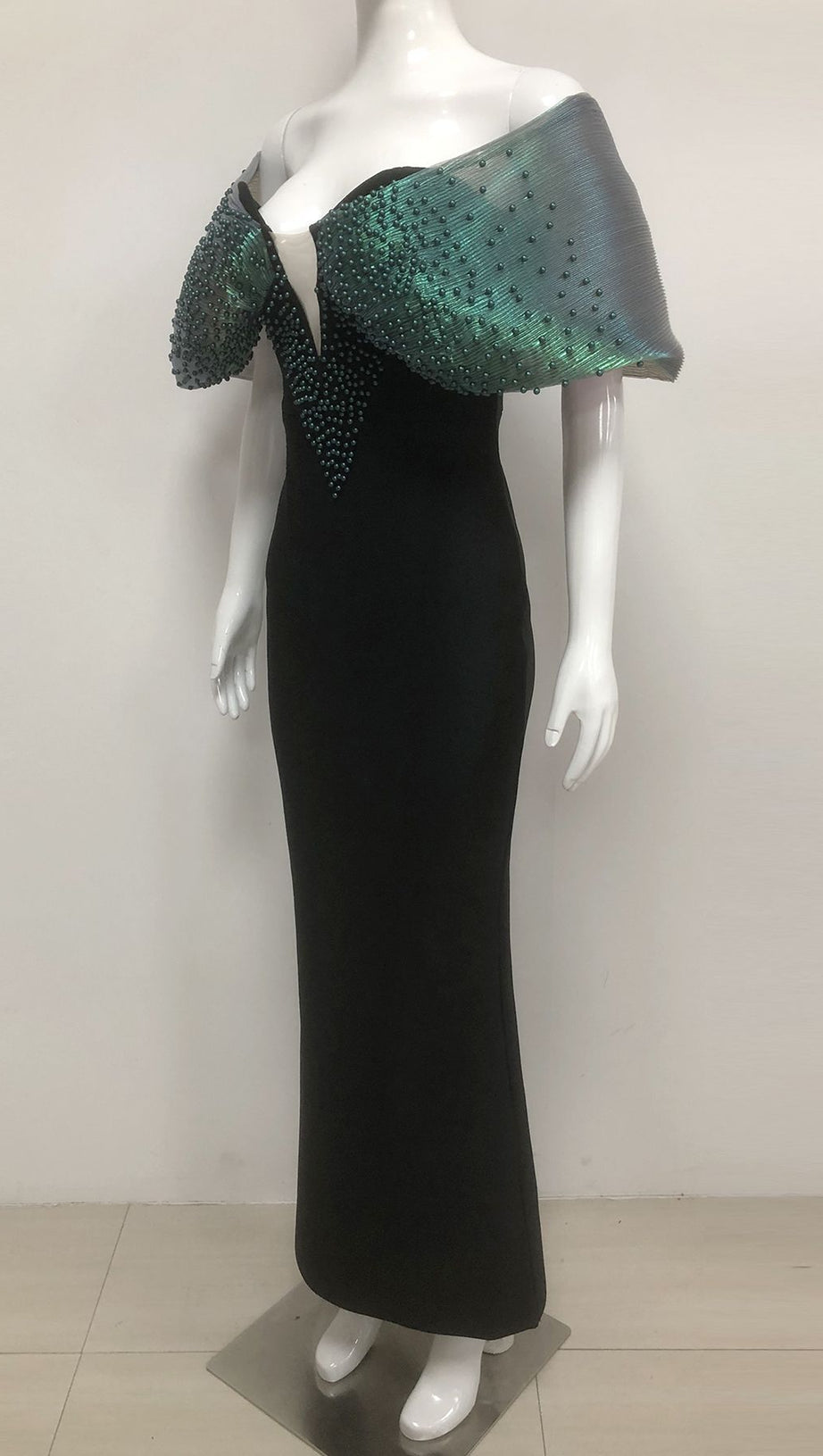 Schulterfreies, figurbetontes Maxikleid mit Perlenverzierung in Schwarz