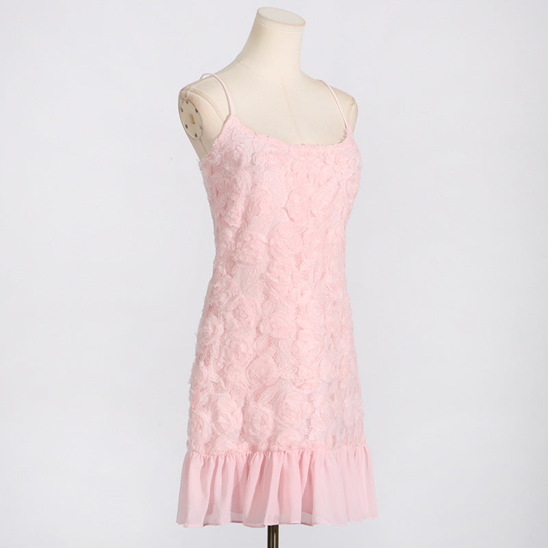 MINIKLEID MIT BLUMENAPPLIKATIONEN UND PLISSIERTEM SAUM IN PINK