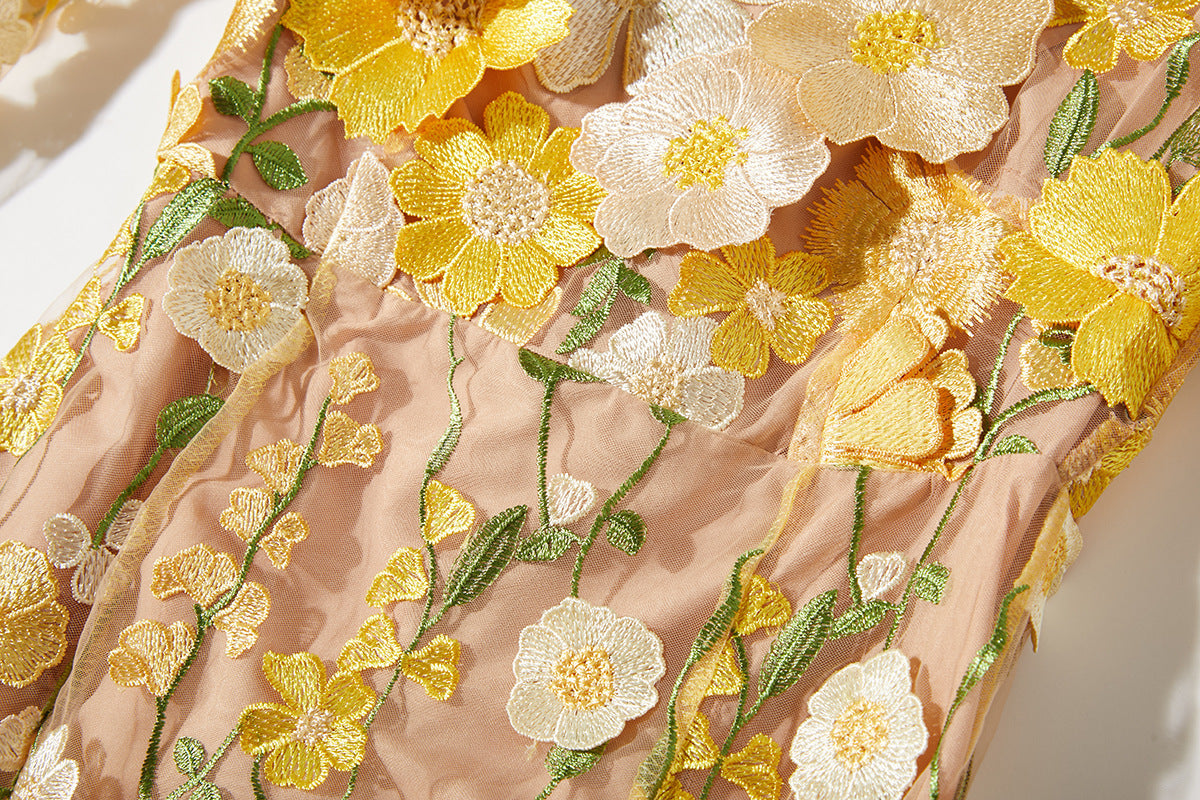 CAROL GELBES MIDIKLEID AUS NETZ MIT LANGEN ÄRMELN UND BLUMENSTICKEREI