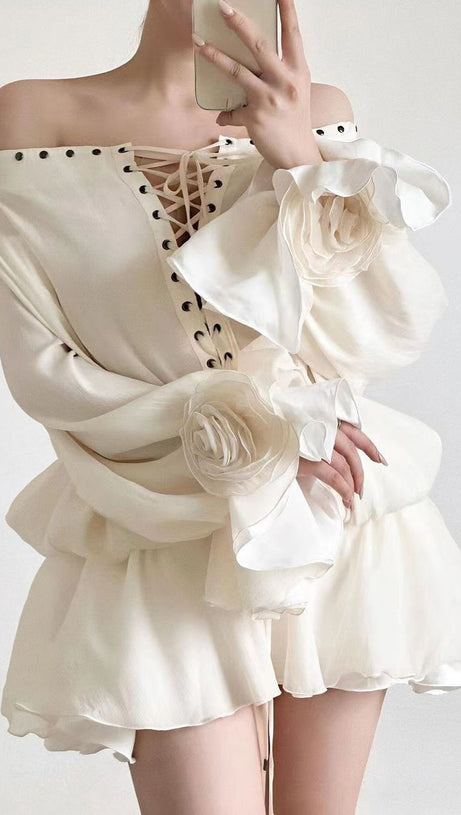 ABITO MINI A CAMICIA CON MANICHE SVASATE E SPALLE SCOPERTE IN BIANCO