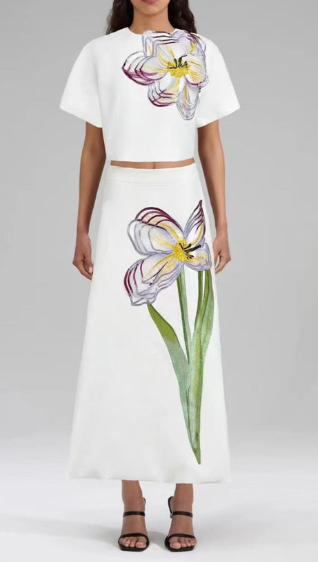 Completo coordinato con abito midi ricamato a fiori bianchi