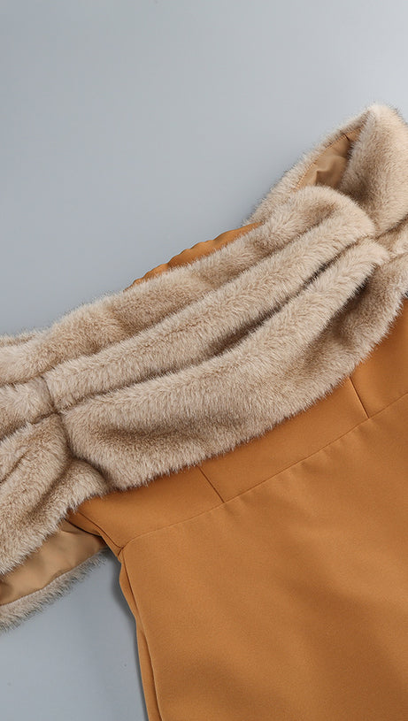 ABITO ADERENTE CON SPALLE SCOPERTE E BORDI IN PELLICCIA SINTETICA MARRONE