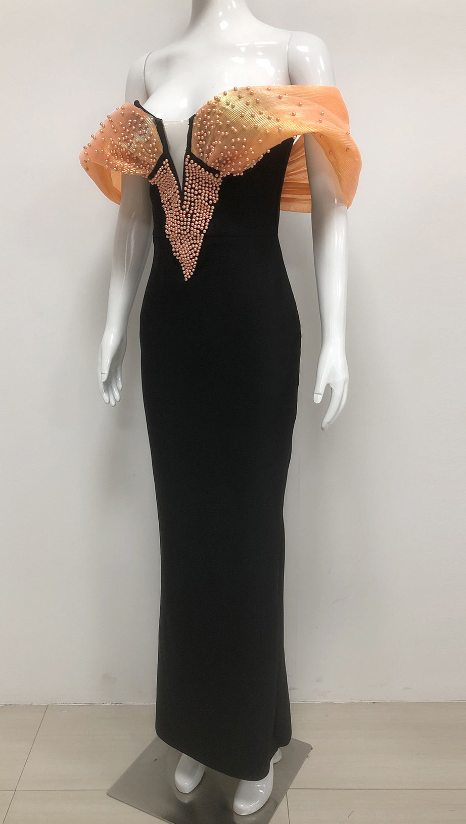 Oranges, schulterfreies Maxikleid mit Perlen