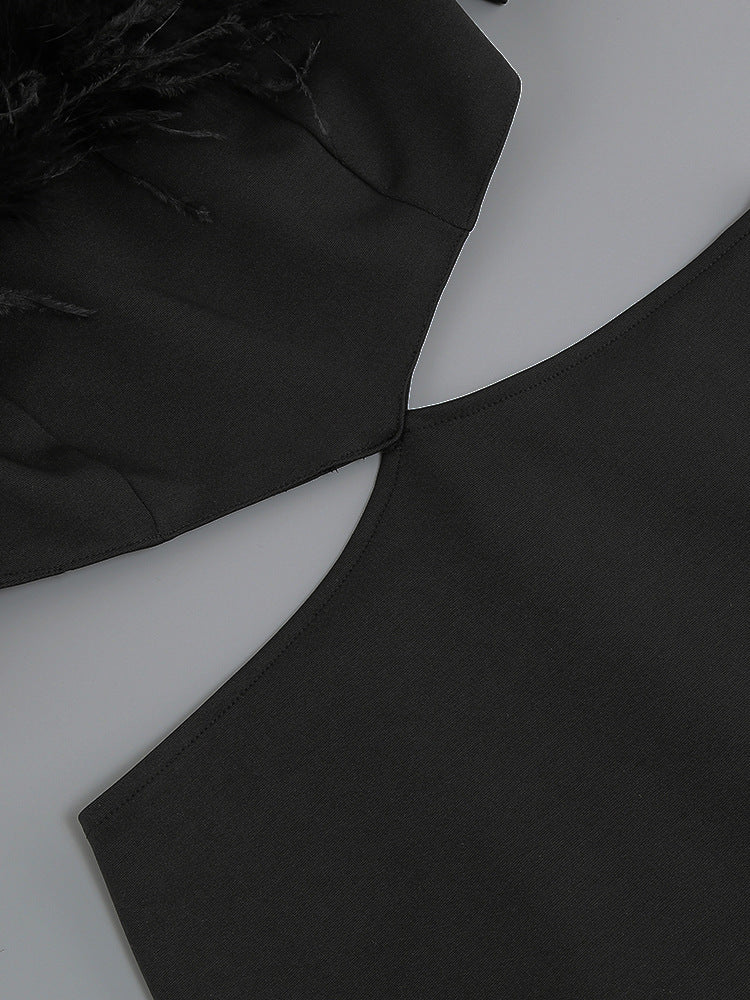 Schwarzes Kleid mit schulterfreiem Federeinsatz 
