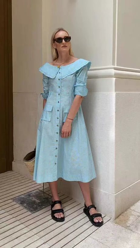 EUNICE – MIDIKLEID MIT BLUMENMUSTER UND RÜSCHENUNTERTEIL IN BLAU