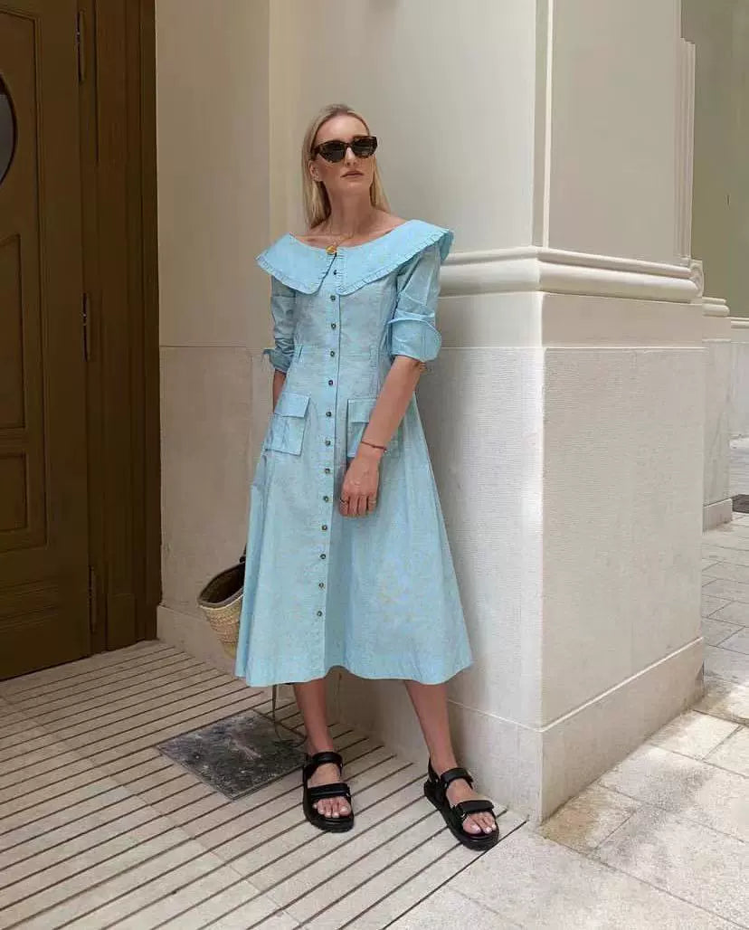 EUNICE – MIDIKLEID MIT BLUMENMUSTER UND RÜSCHENUNTERTEIL IN BLAU