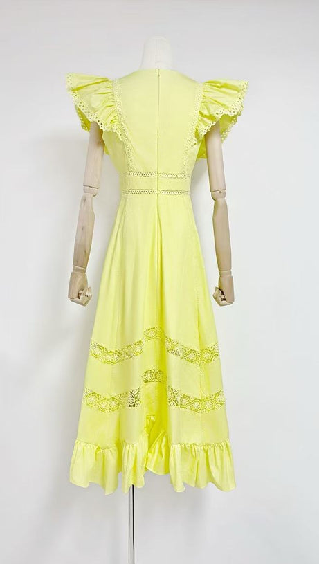 GELBES MIDIKLEID MIT SPITZENÄRMELN UND DEN EINSÄTZEN