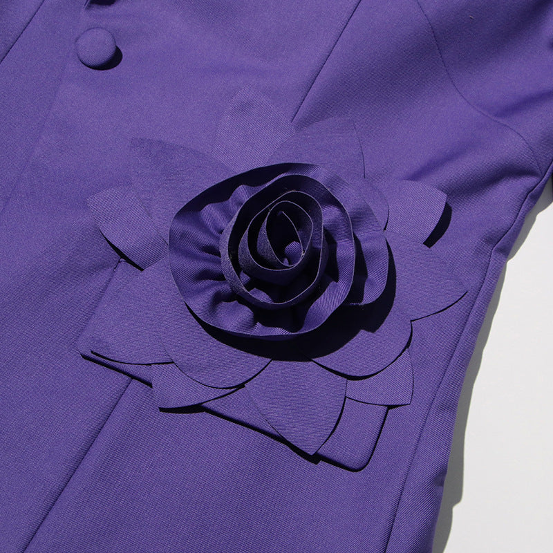 Aharon Blazer mit Blumenrevers und Kreuz