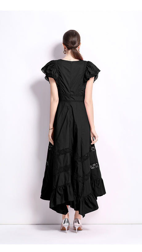 SCHWARZES MIDIKLEID MIT SPITZENEINSÄTZEN UND FLIEGENDER ÄRMEL