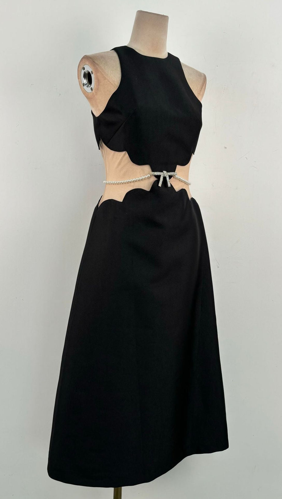 Anila – Midikleid mit Perlenkettenverzierung in Schwarz