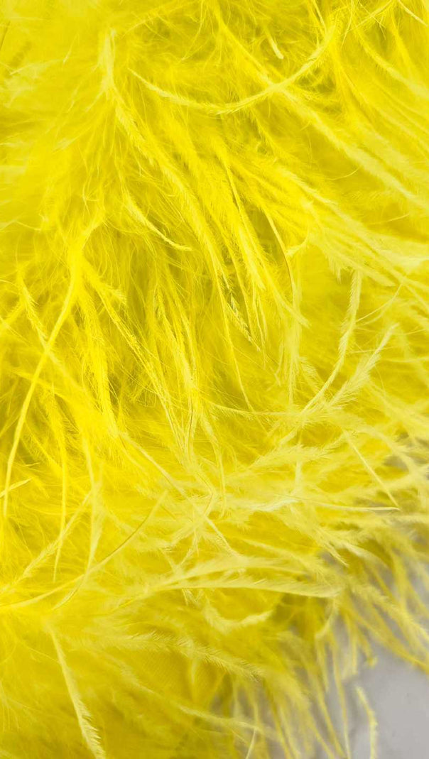 Minikleid mit tiefem V-Ausschnitt und Straußenfedern, hüftumwickelt, gelb 