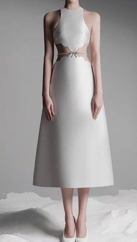 Anila – Midikleid mit Perlenkettenverzierung in Aprikose