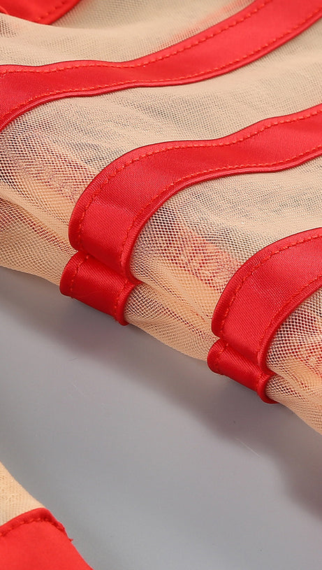 ABITO MIDI ADERENTE A MANICHE LUNGHE CON PANNELLI IN RETE ROSSA