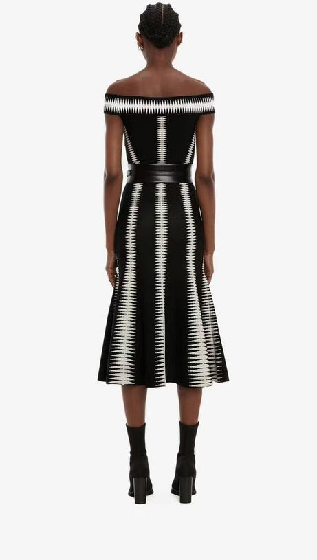 ABITO MIDI JACQUARD CON SPALLE SCOPERTE NERO