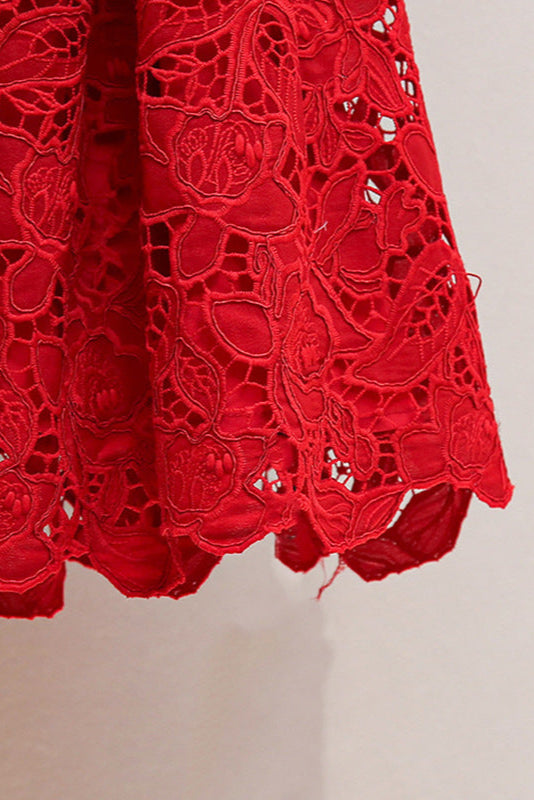 Burgunderrotes Minikleid mit Spitzenkragen