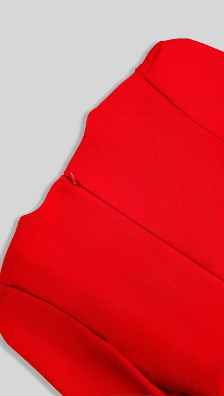 Ruby Radiance – Satinkleid mit gepolsterten Schultern und Herzausschnitt 