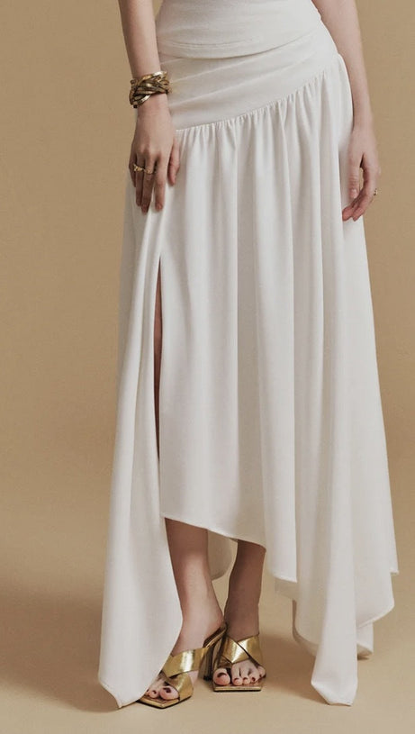 CASSIA – Asymmetrisches Midirock-Set mit gerüschtem Oberteil in Weiß