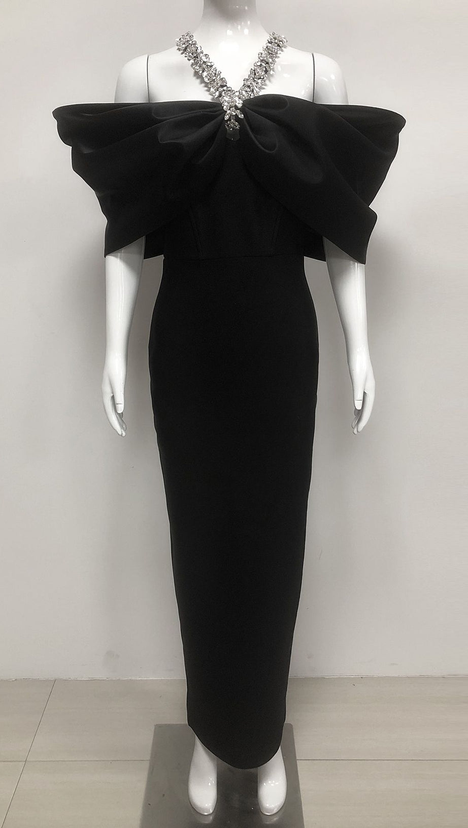 Schwarzes Maxikleid mit Neckholder und Diamanten