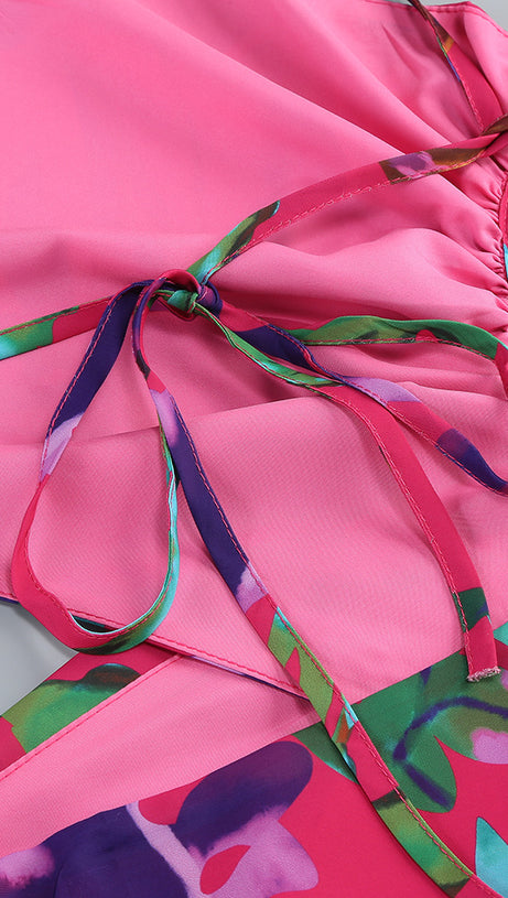 Lila bedrucktes Midikleid mit offenem Rückenschlitz und ausgehöhlter Vorderseite