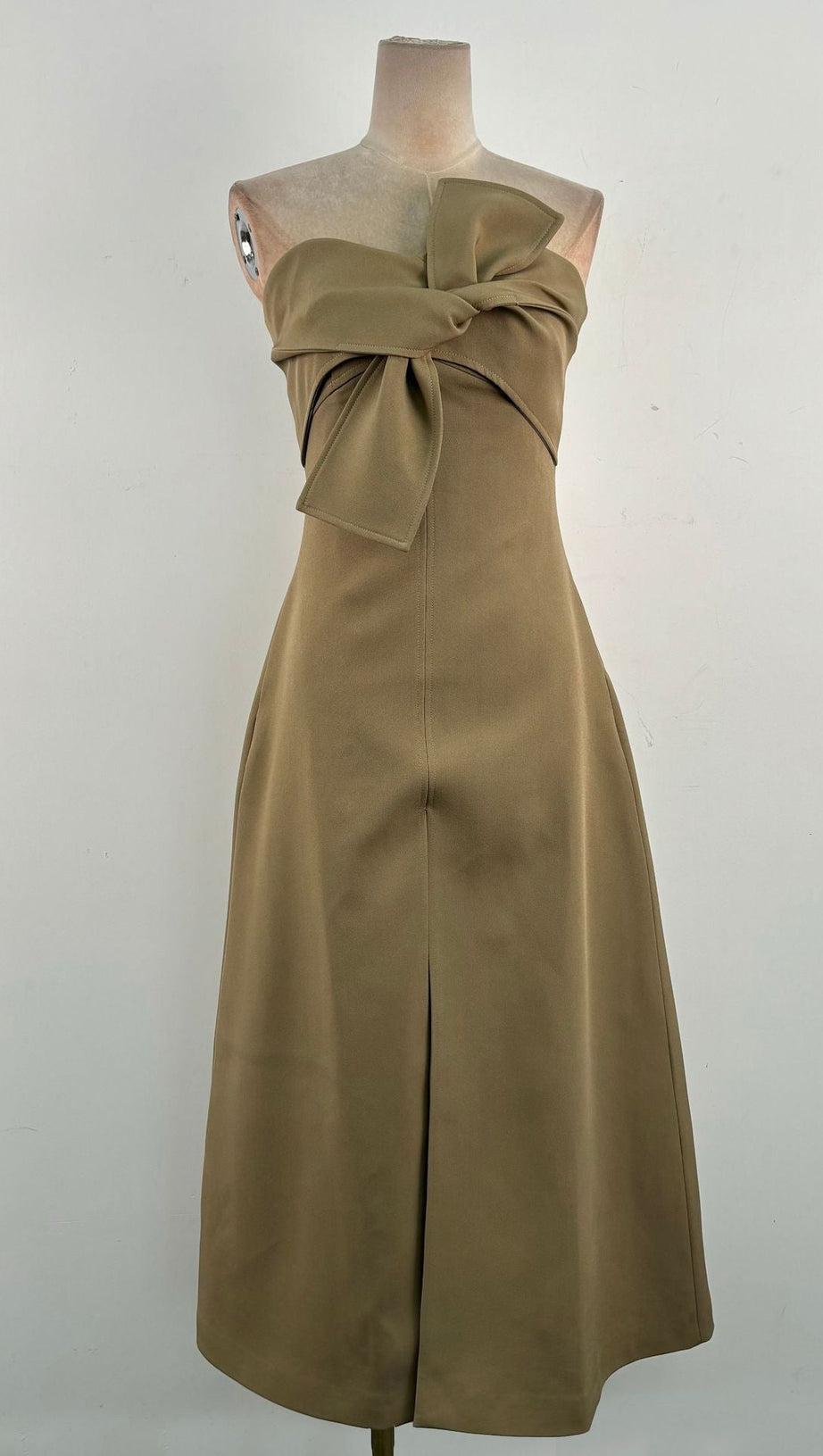 Alberta – Trägerloses Midikleid mit Schleife und Schlitz in Graugrün