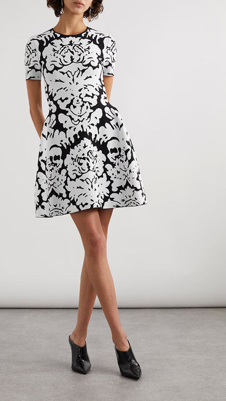 MINIKLEID AUS STRETCH-STRICK MIT BLUMENMUSTER