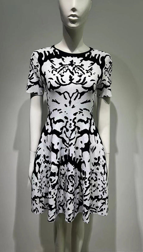 MINIKLEID AUS STRETCH-STRICK MIT BLUMENMUSTER