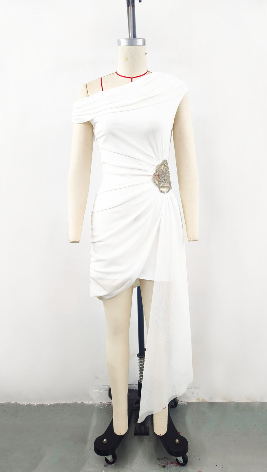 Off-Shoulder Minikleid mit Blumenmuster in Schwarz