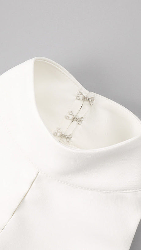 ABITO IN CREPE CON SCOLLO A V, SCHIENA SENZA TAGLIO E HALTER - BIANCO