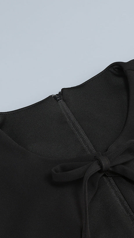 MINIKLEID MIT HERZSCHLEIFE UND CUTOUT