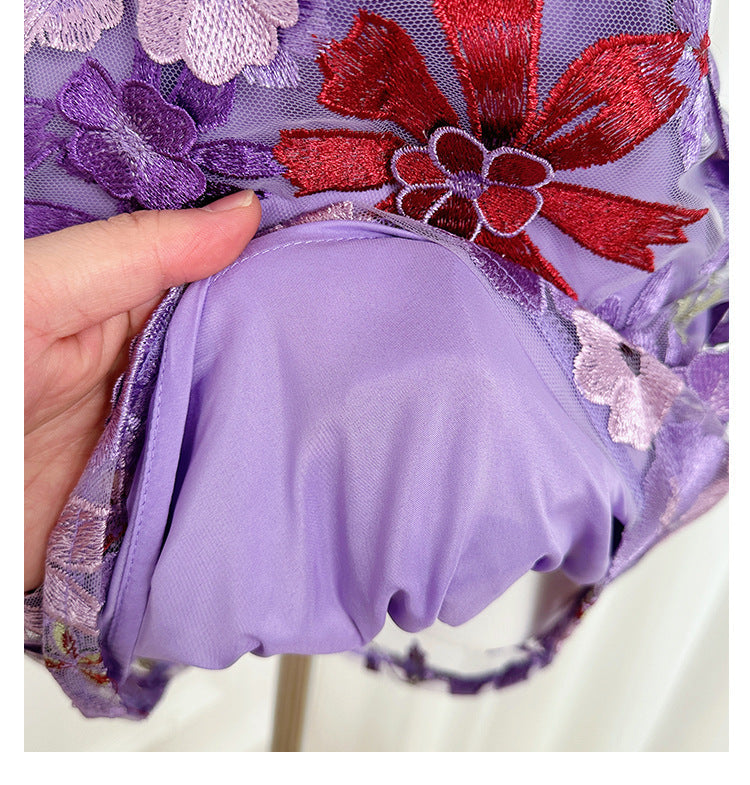 Denise – Schmales Minikleid mit Puffärmeln und Blumenmuster in Rot