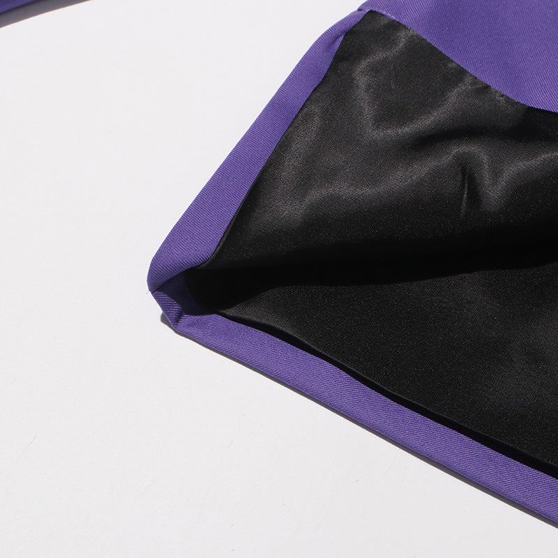 Aharon Blazer mit Blumenrevers und Kreuz