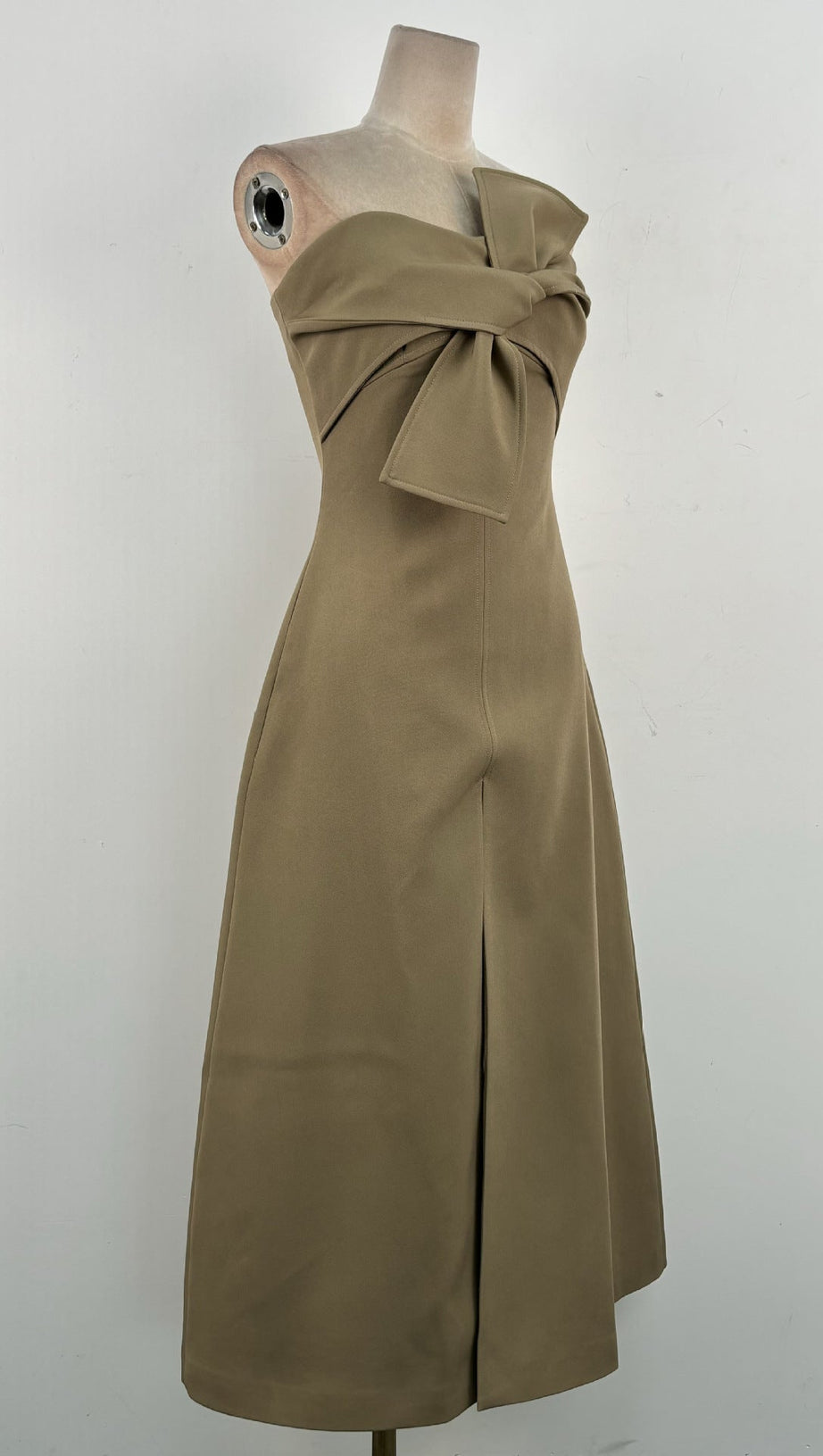 Alberta – Trägerloses Midikleid mit Schleife und Schlitz in Graugrün