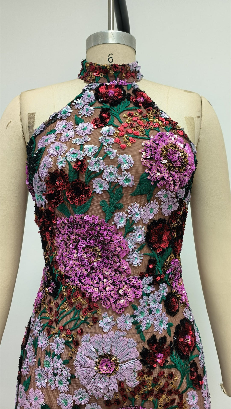 Violettes Minikleid mit freiem Rücken und Stickereien