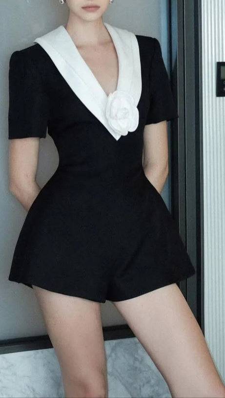 Jumpsuit mit V-Ausschnitt und 3D-Blumen in Schwarz