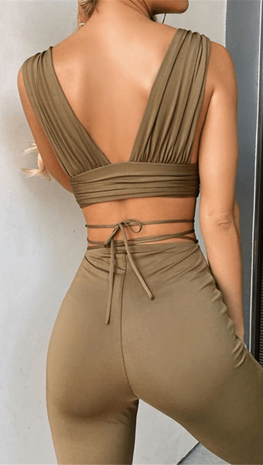 Oberteil mit offenem Rücken und Bootcut-Hose mit hoher Taille. 