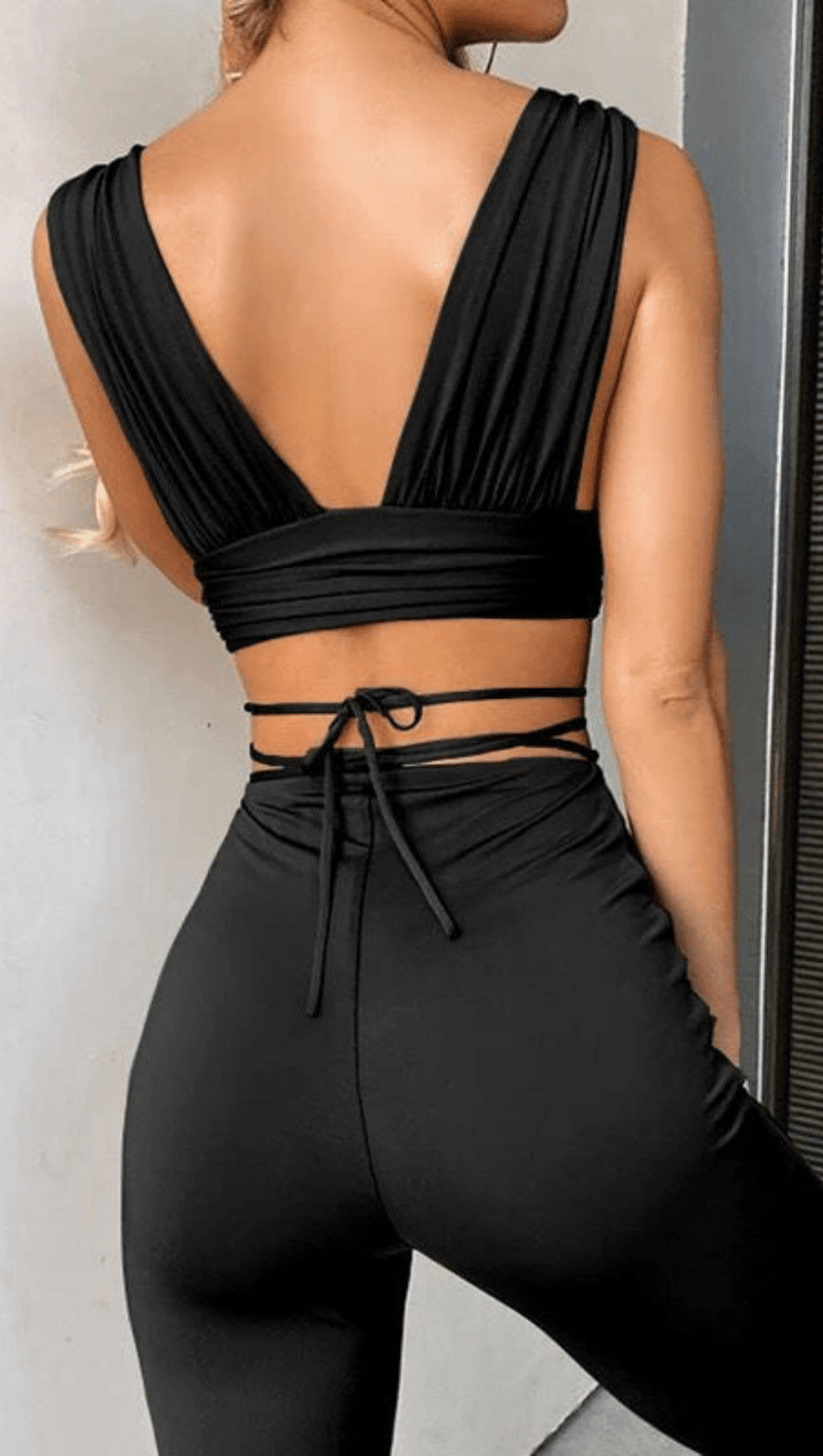 Oberteil mit offenem Rücken und Bootcut-Hose mit hoher Taille. 