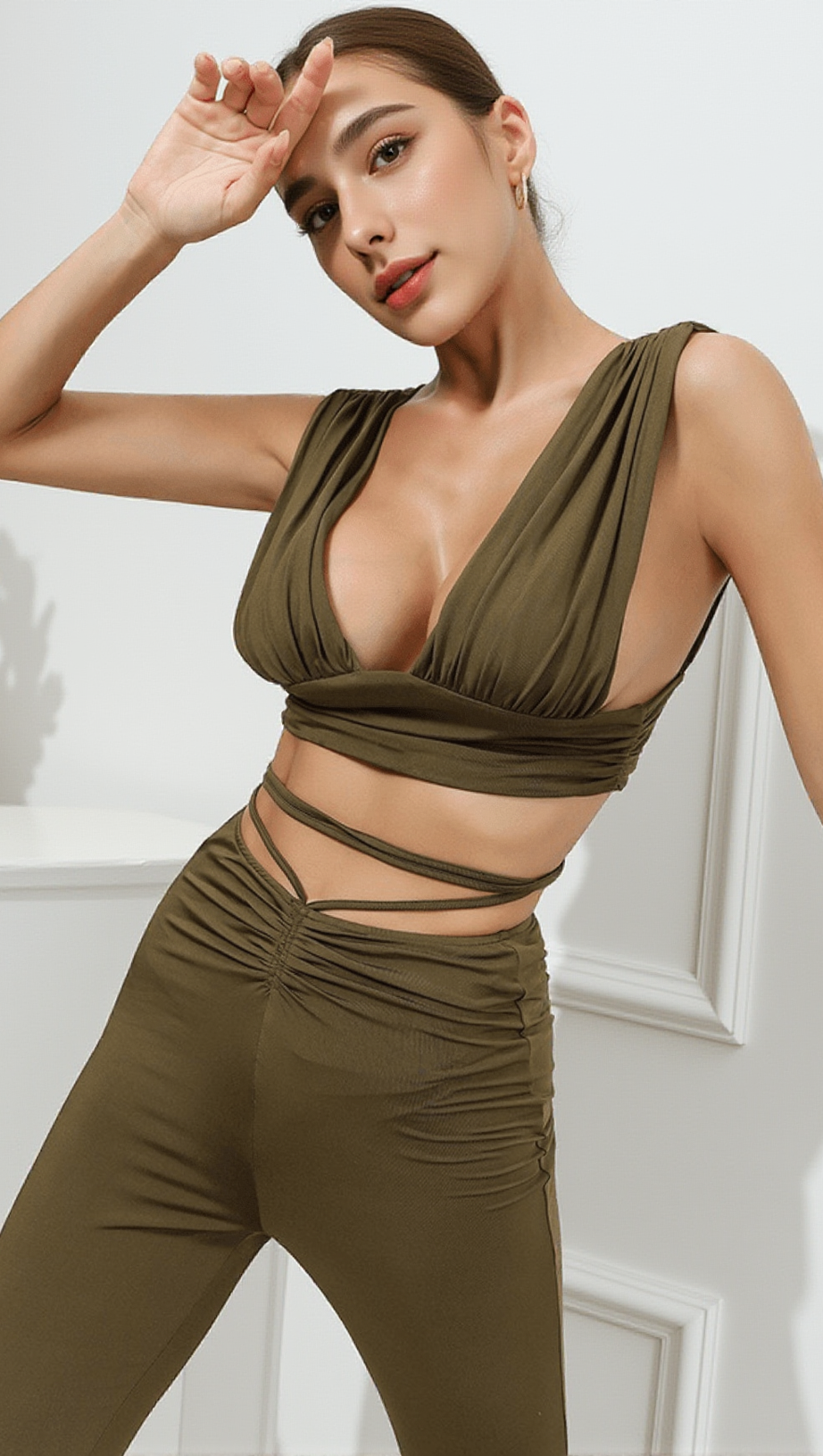 Oberteil mit offenem Rücken und Bootcut-Hose mit hoher Taille. 