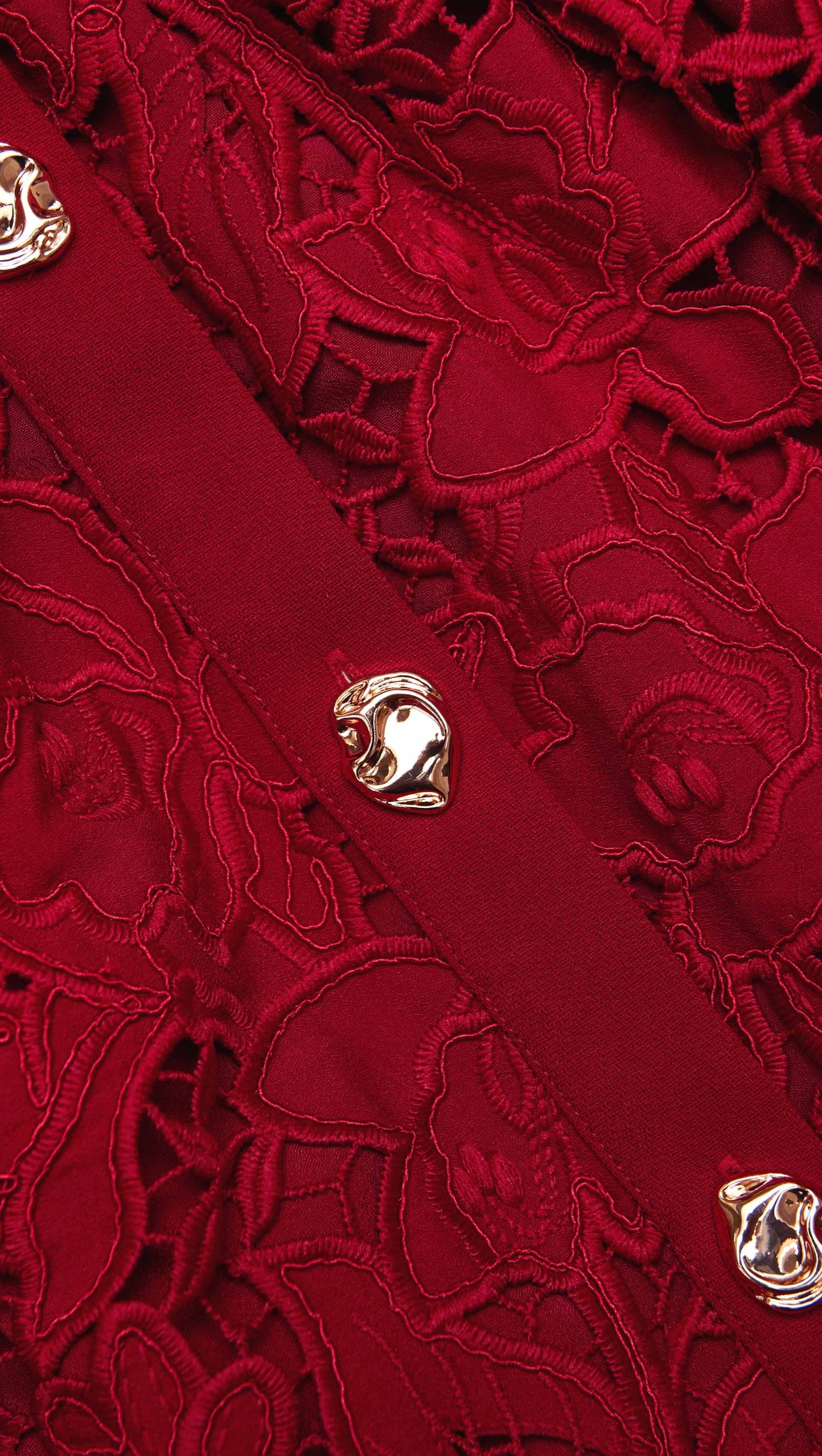 Burgunderrotes Minikleid mit Spitzenkragen