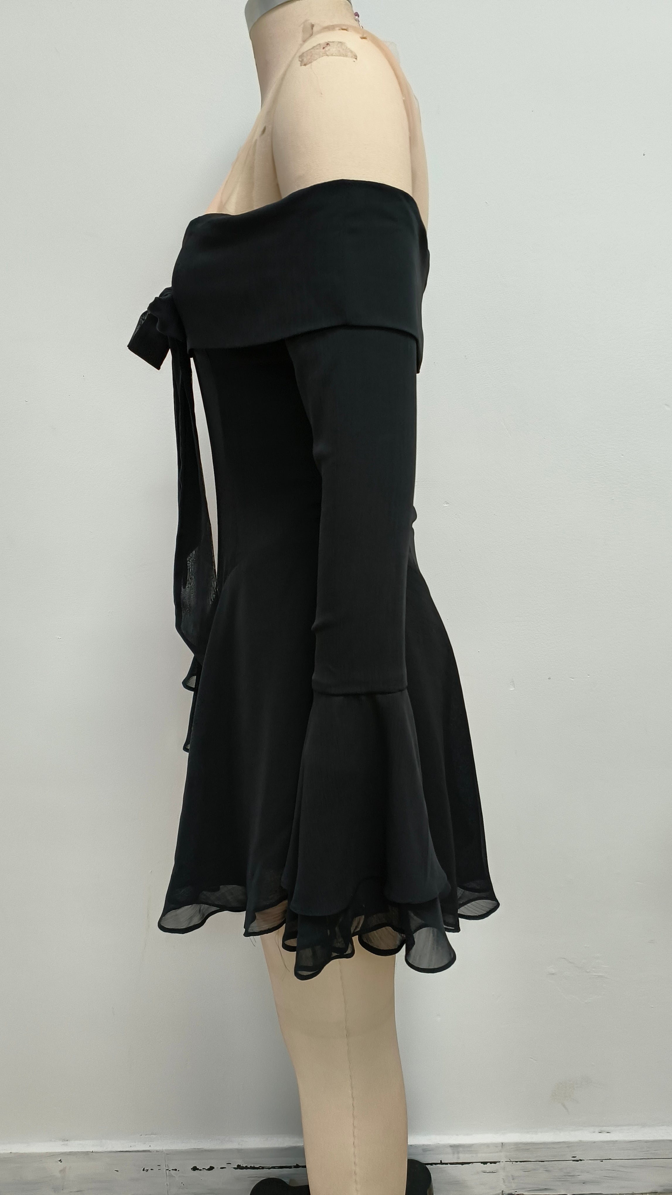 Off-Shoulder-Minikleid mit langen Ärmeln und Bindeband in Schwarz 