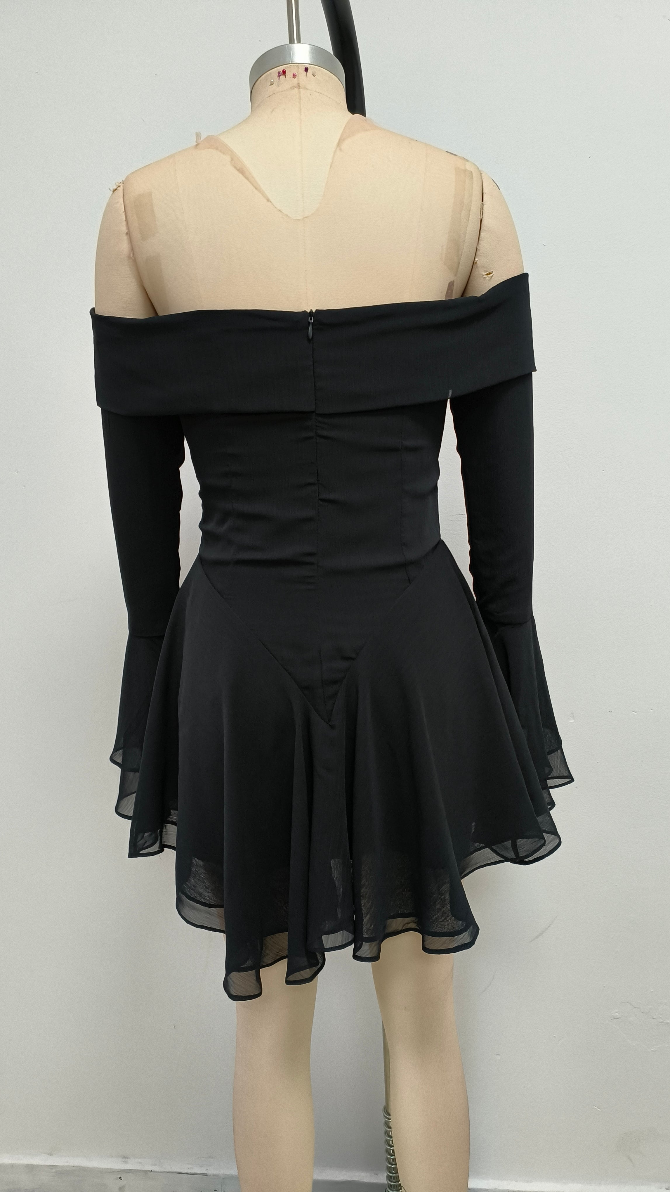 Off-Shoulder-Minikleid mit langen Ärmeln und Bindeband in Schwarz 