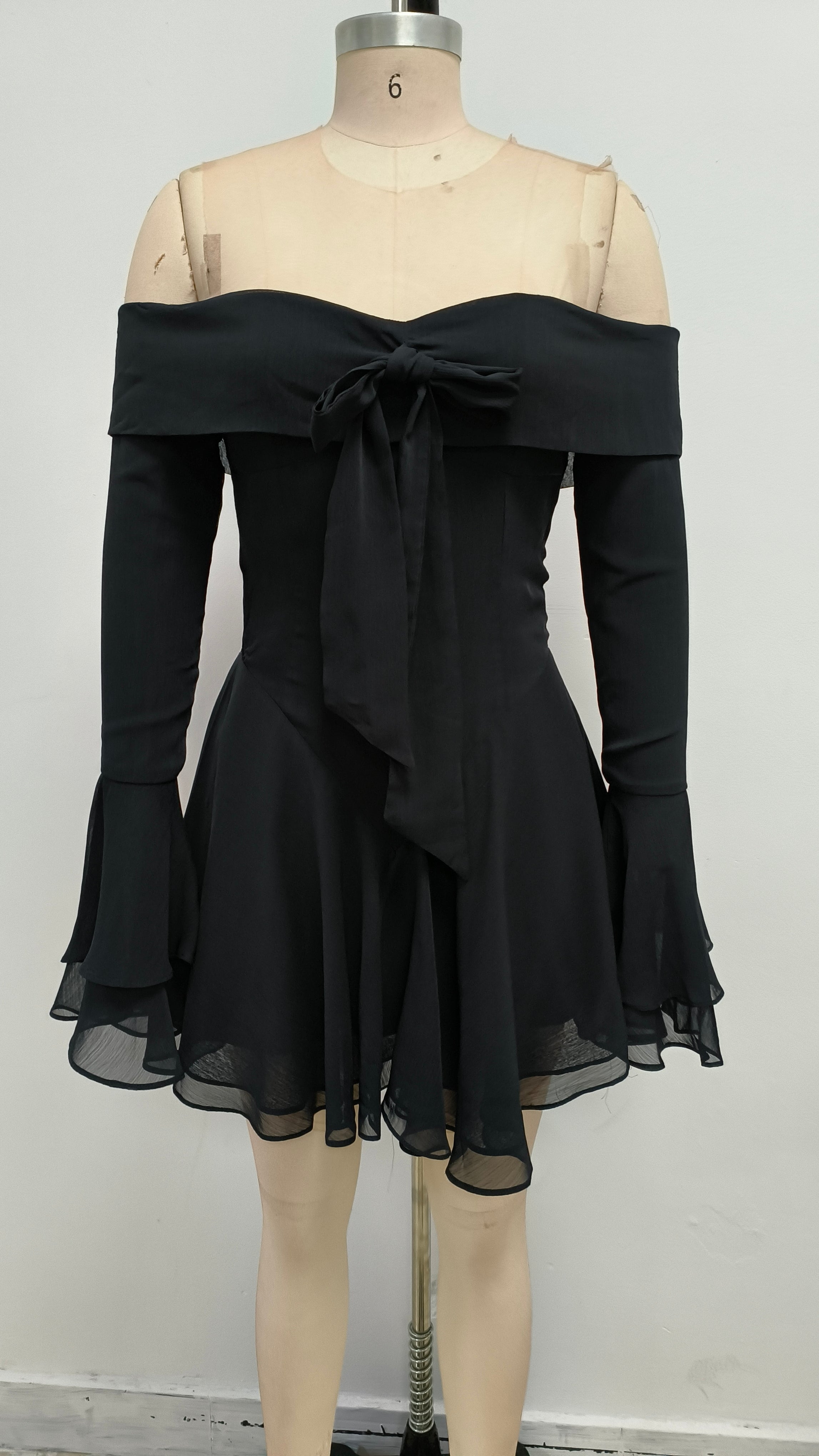 Off-Shoulder-Minikleid mit langen Ärmeln und Bindeband in Schwarz 