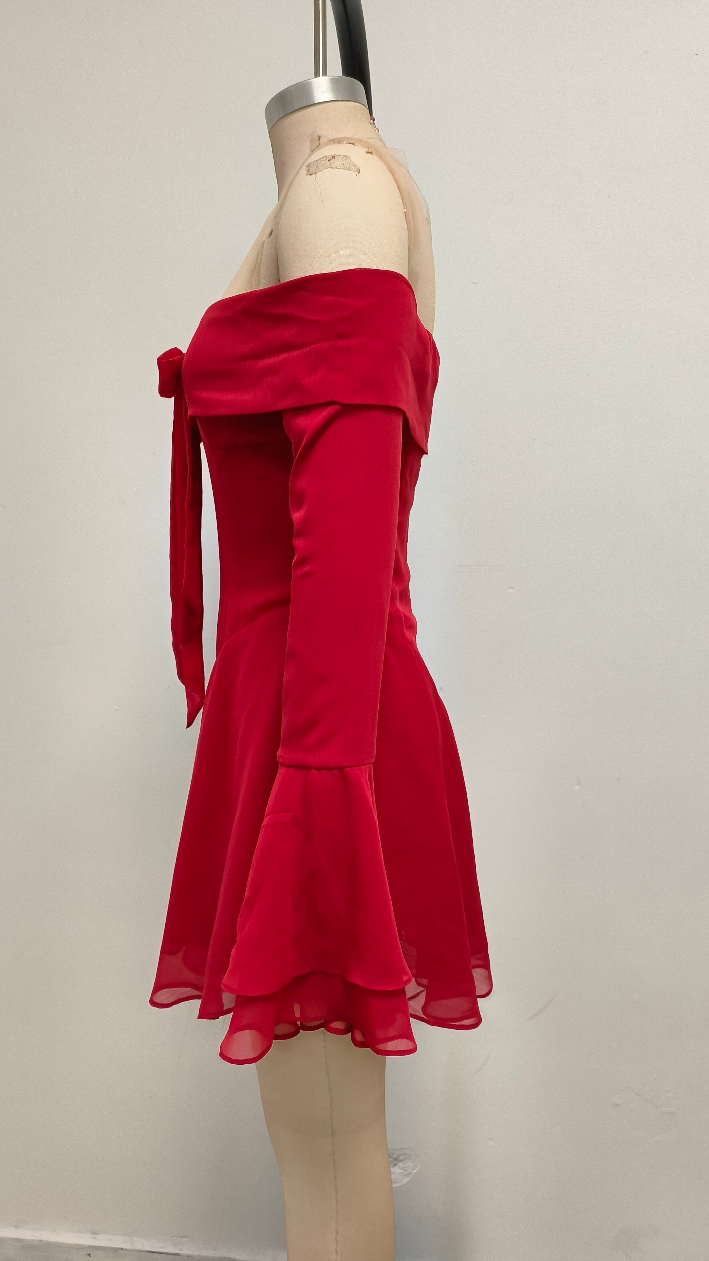 MINI ABITO ROSSO CON MANICHE LUNGHE E LACCI A SPALLE SCOPERTE