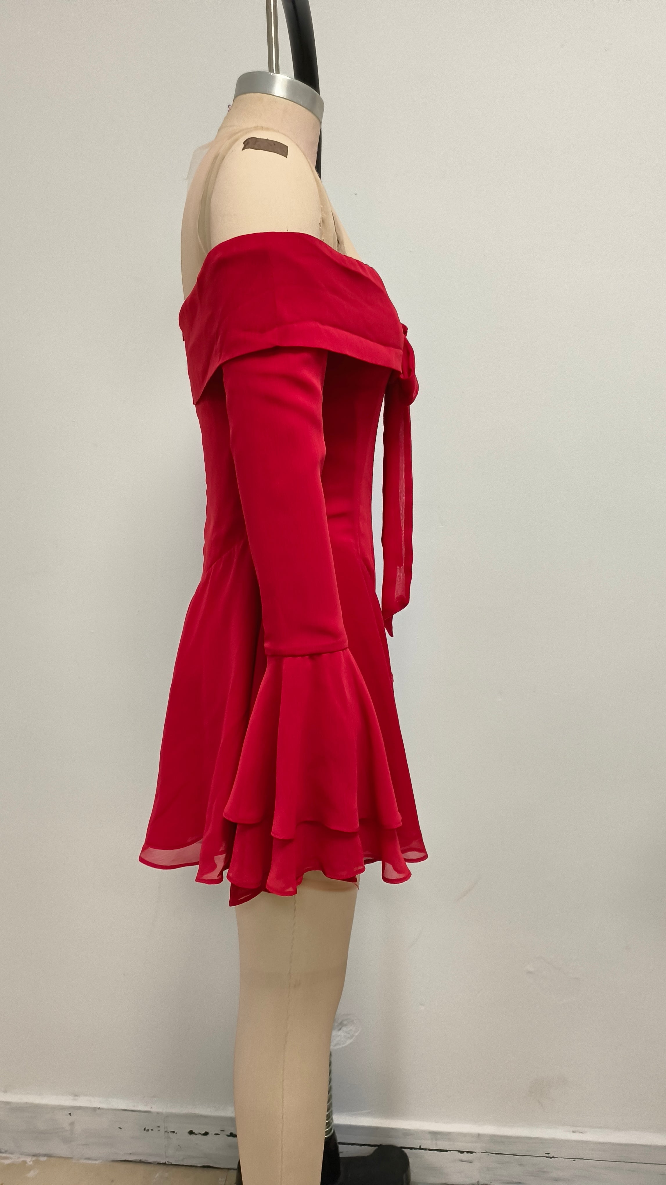 MINI ABITO ROSSO CON MANICHE LUNGHE E LACCI A SPALLE SCOPERTE