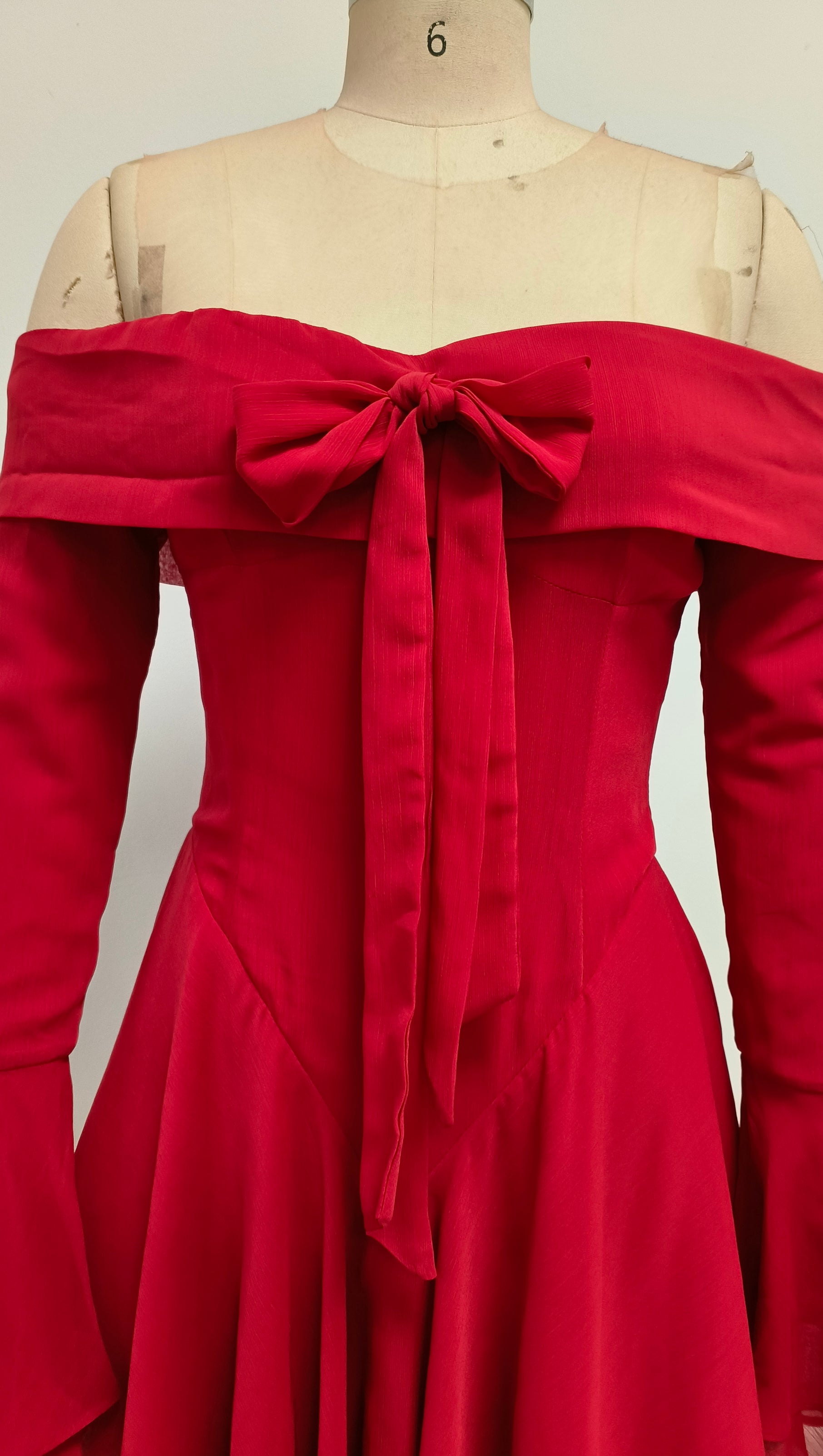 Off-Shoulder-Minikleid mit langen Ärmeln und Schleife in Rot