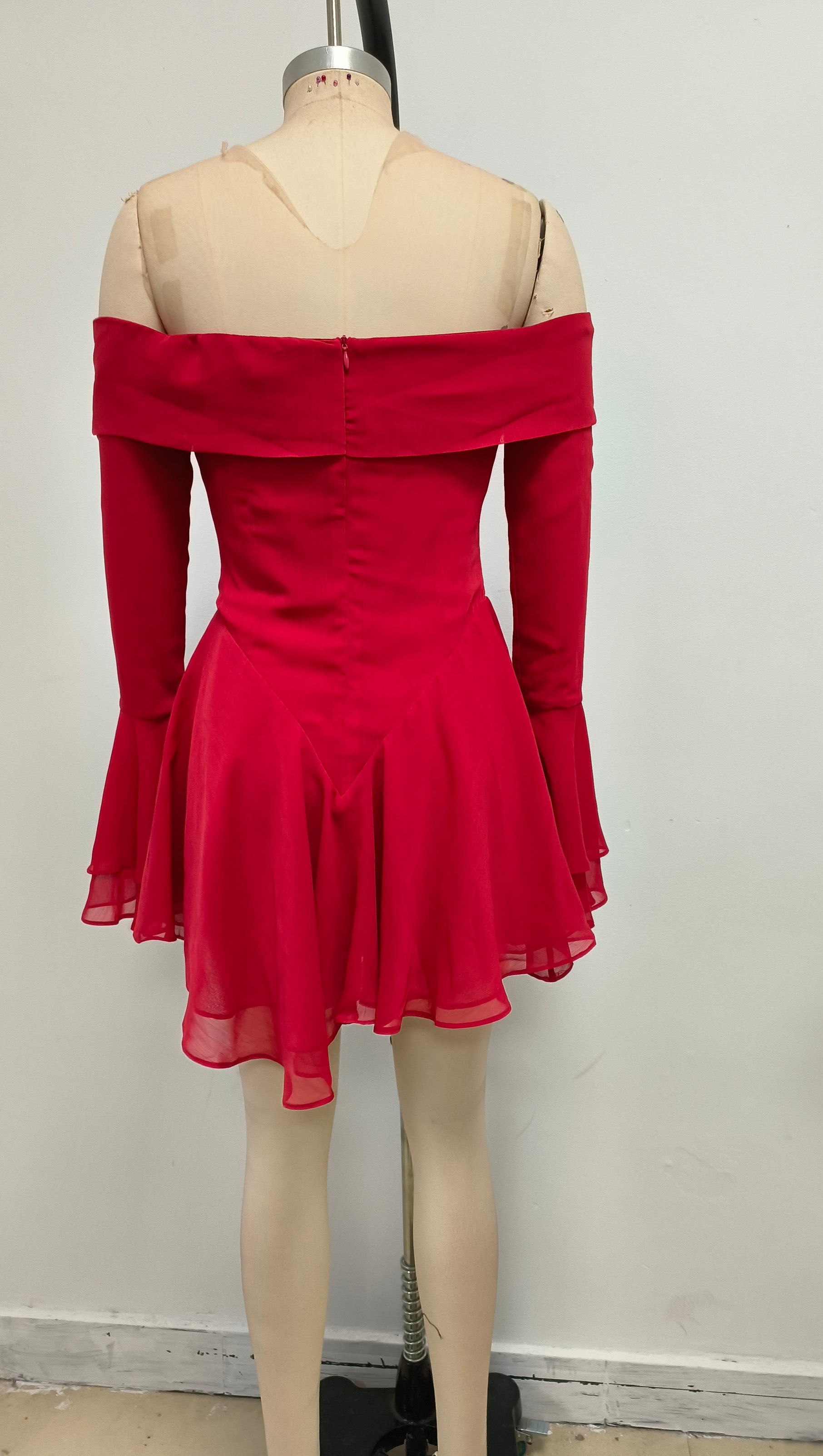 Off-Shoulder-Minikleid mit langen Ärmeln und Schleife in Rot