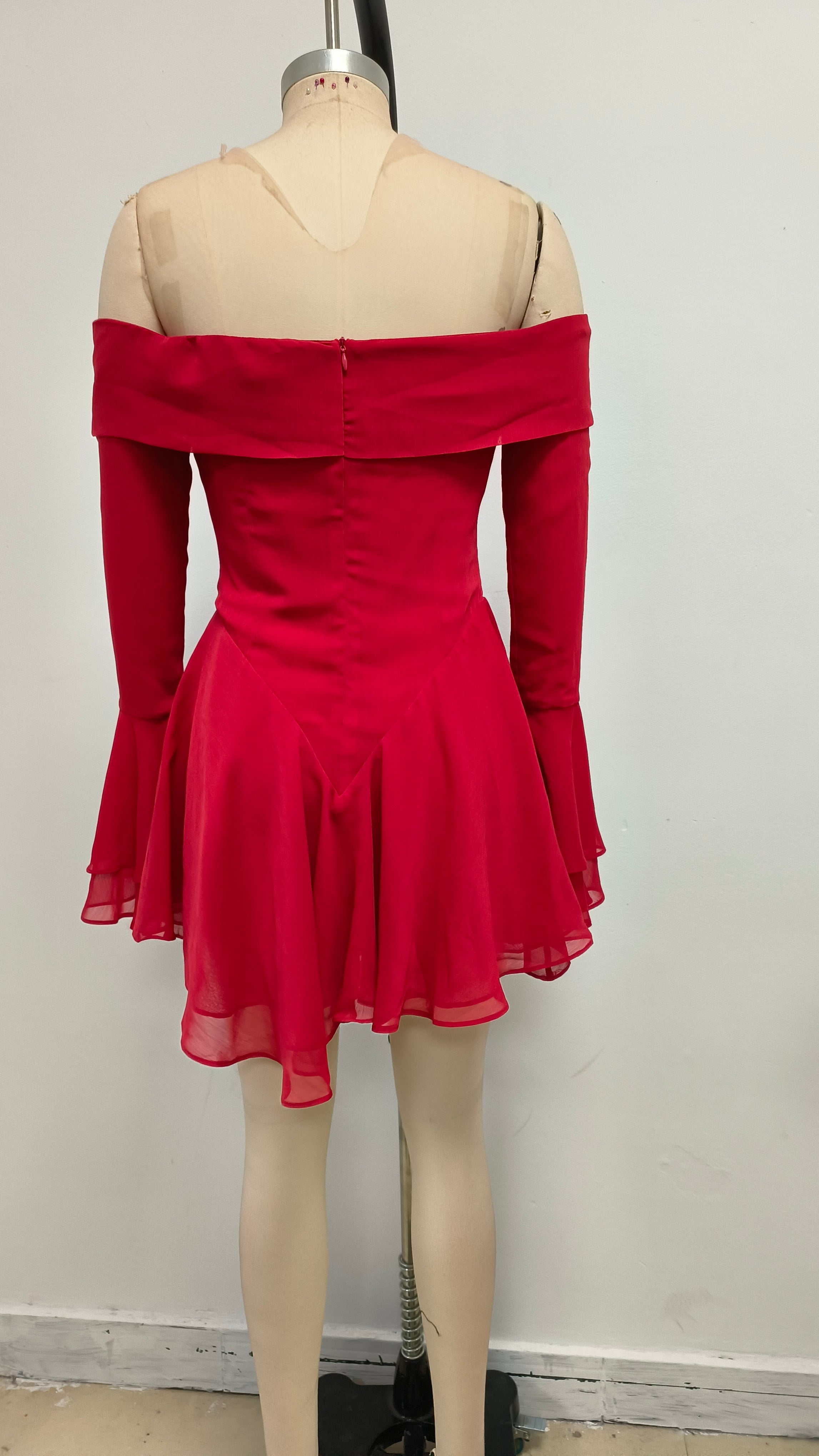 MINI ABITO ROSSO CON MANICHE LUNGHE E LACCI A SPALLE SCOPERTE